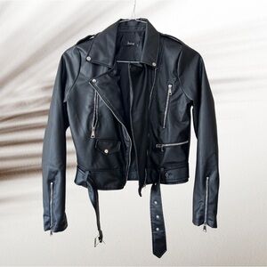 Black leather jacket MUST HAVE
